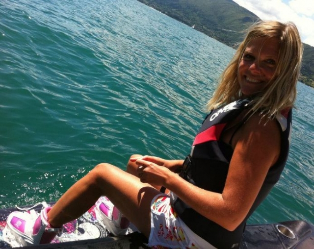  Mujer chavo haciendo wakeboard 